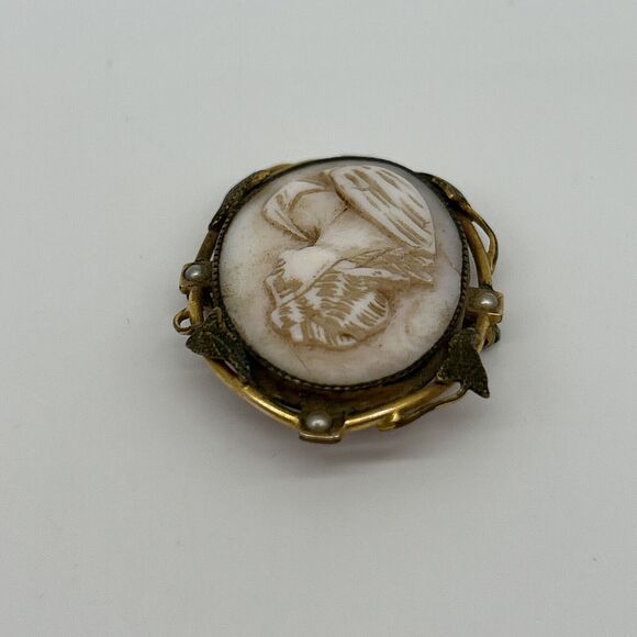 Antique GLP Carved Shell Cameo Brooch Pin Gold Tone Leaf Detail Faux Pearls - Picture 3 of 13